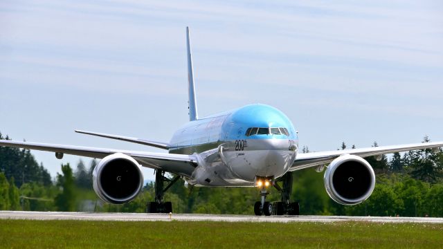 BOEING 777-300 (HL8346) - BOE483 taxis onto Rwy 34L for a back taxi on completion of a C1 flight on 5.9.19.  (B777-3B5(ER) / ln 1600 / cn 63434).