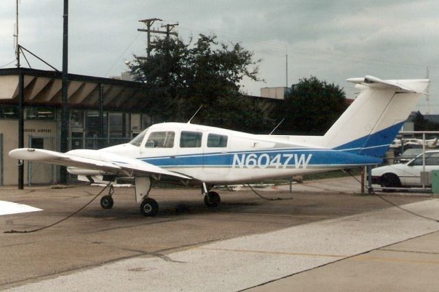 Beechcraft Duchess (N6047W) - Seen here in Oct-98.  Registration cancelled 29-Jul-08.