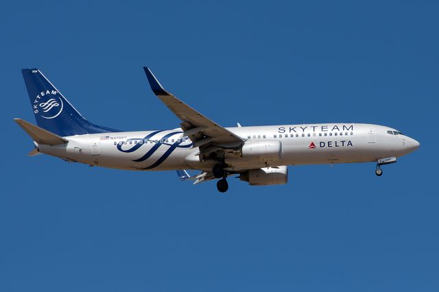 Boeing 737-800 (N3758Y) - Skyteam Delta 737 arriving in Denver