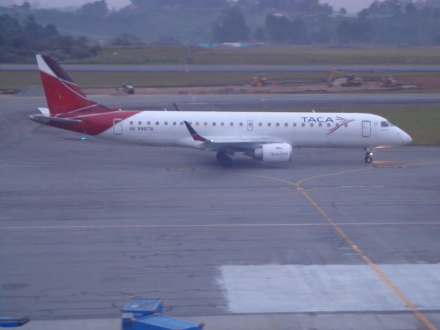 Embraer ERJ-190 (N987TA) - Local time 05:50 AV370 taxing to runway 01 for depart to San Salvador