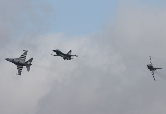 — — - 3 Belgium f16's breaking after a flypast at RIAT '19