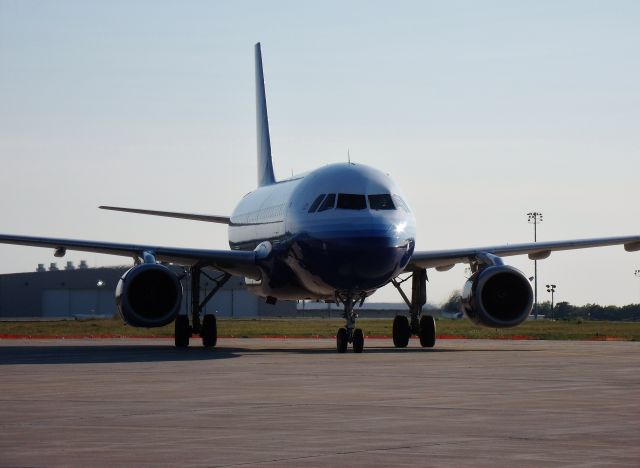 Airbus A319 (N809UA) - This United Tulip A319 is taxiing on its way to gate A4 in the Des Moines Intl Airport. Note the engine heat blurring the foreground