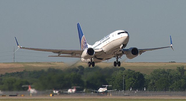 Boeing 737-700 (N24729)