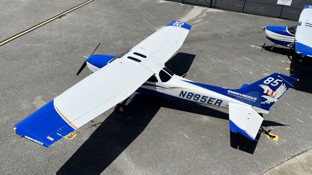 Cessna Skyhawk (N885ER)