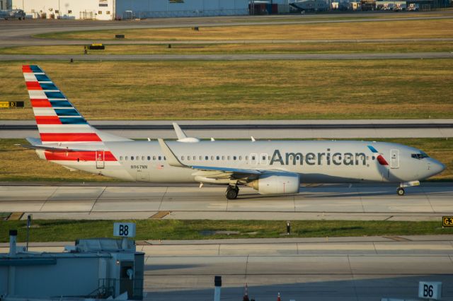 Boeing 737-800 (N967NN) - Taxiing to terminal B