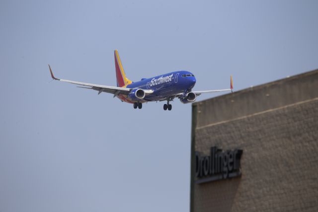 Boeing 737-800 (N8668A)