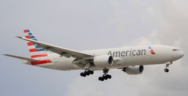 Boeing 777-200 (N787AL)