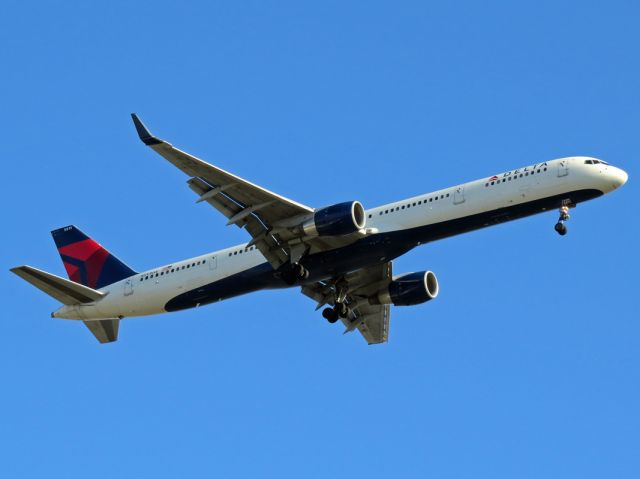 BOEING 757-300 (N591NW) - Final approach. A BA 777-300ER landed right after this "heavy".