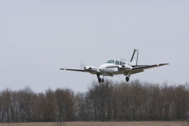 Beechcraft 55 Baron (N4153S) - Landing