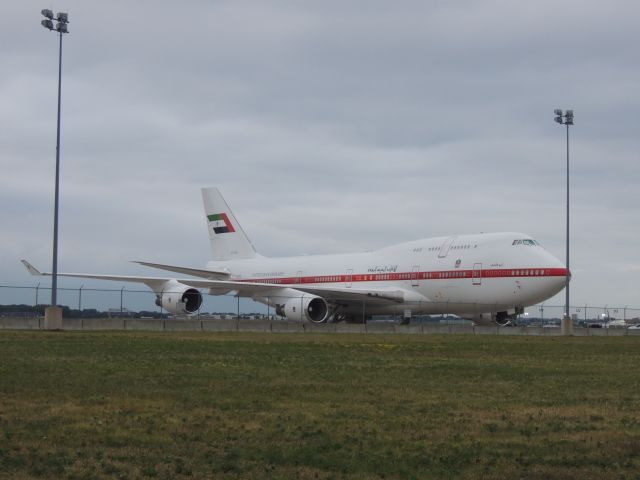 Boeing 747-400 (A6-YAS) - by the DHL cargo loading center