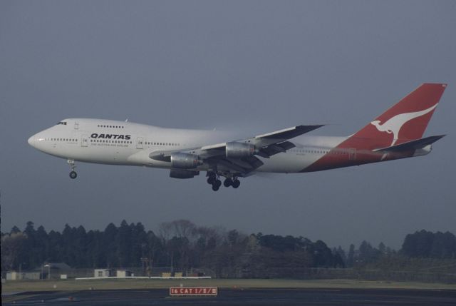 Boeing 747-200 (VH-EBS) - Short Final at Narita Intl Airport Rwy16R on 1999/04/01