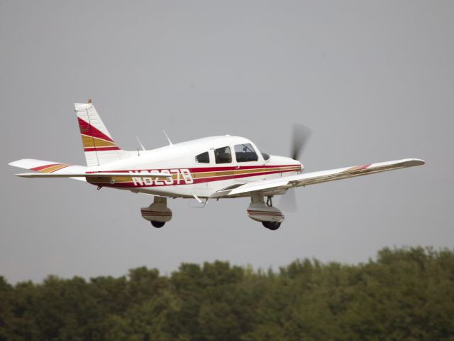 Piper Cherokee (N8237B) - Take off runway 08.