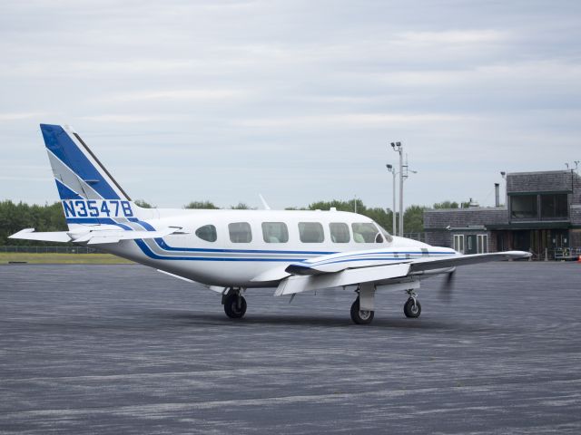 Piper Navajo (N3547B) - Take off runway 22.