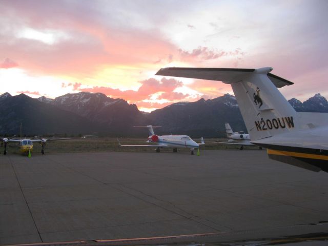 Beechcraft Super King Air 200 (N200UW) - Fueling, standing on a ladder