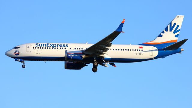 Boeing 737-700 (TC-SOL) - RWY 07R