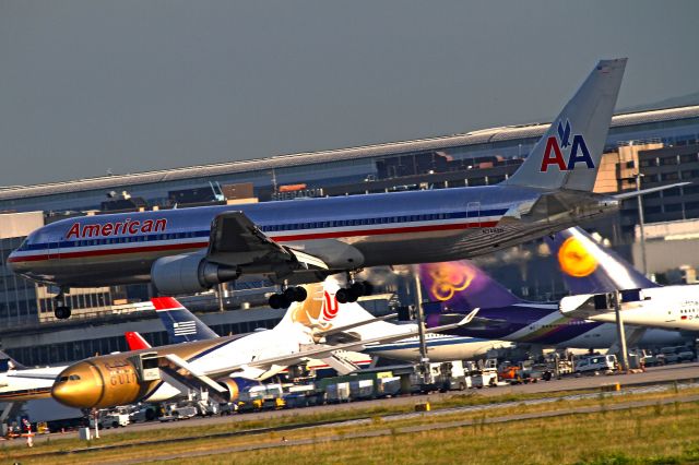 BOEING 767-300 (N348AN)