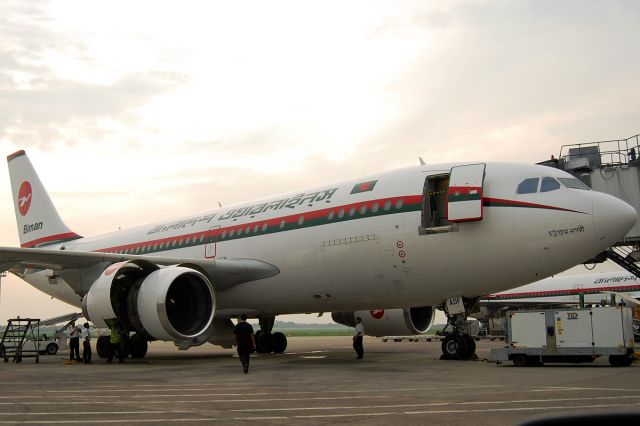 Airbus A310 (S2-ADK)