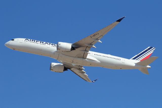 Airbus A350-900 (F-HTYJ) - 11/03/2023:br /Daily flight to Paris (CDG) after T/O from runway 26.