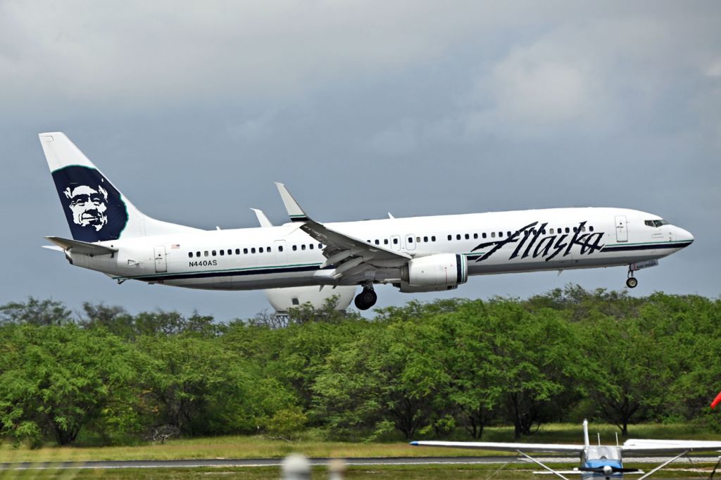 Boeing 737-900 (N440AS)