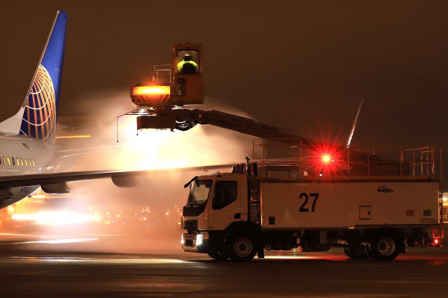 Boeing 737-800 (N78501) - Steady as she goes; a deicing technician pays close attention while deicing the wing of this United Boeing 737-800 on Pad-1 on 30 Jan 2020.