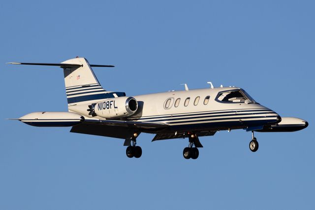 Learjet 25 (N108FL)