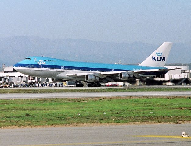 Boeing 747-200 (PH-BUE) - KLAX - AMS bound 747 rotates off 25R March 1989