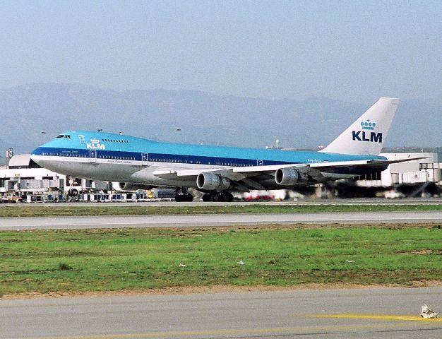 Boeing 747-200 (PH-BUE) - KLAX - AMS bound 747 rotates off 25R March 1989