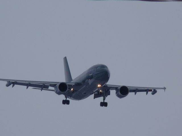 Airbus A310 (CFC15004) - on final to runway #32