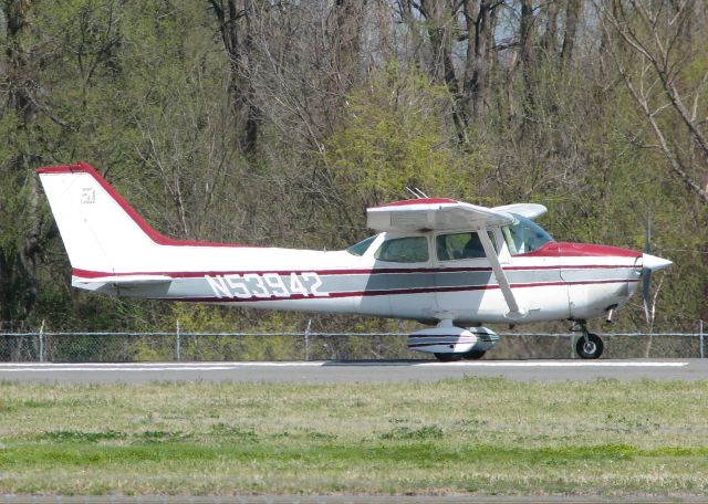 Cessna Skyhawk (N53942) - Taking off from runway 14 at the Shreveport Downtown airport.