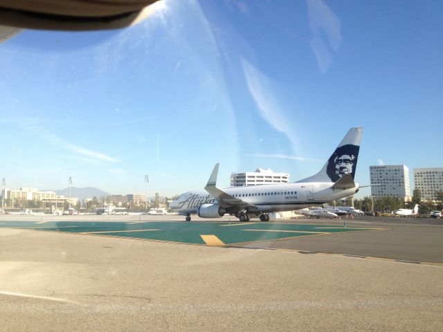 Boeing 737-700 (N612AS) - Taxing to the gate, after arriving on runway 19R. Photo taken at the midfield run-up in a C172.