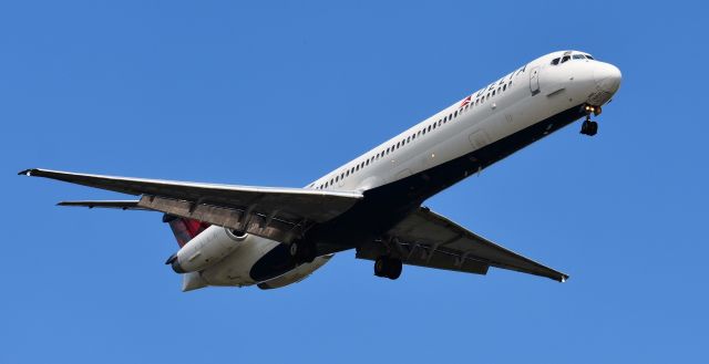 McDonnell Douglas MD-88 (N997DL) - Mad Dog belly!