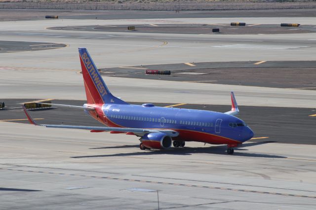 Boeing 737-700 (N7714B)