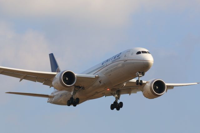 Boeing 787-8 (N27903) - Arriving at KIAH R27