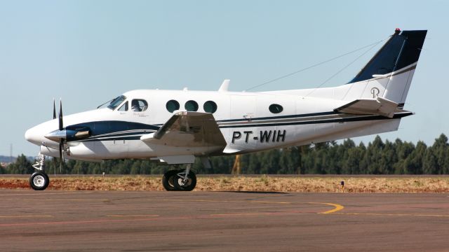 Beechcraft King Air 90 (PT-WIH)