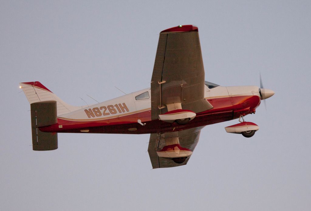 Piper Cherokee (N8261H) - Take off RW28.