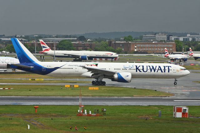 BOEING 777-300ER (9K-AOJ)