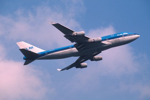 Boeing 747-400 (PH-BFH) - Departure at Narita Intl Airport Rwy16R on 2001/11/02