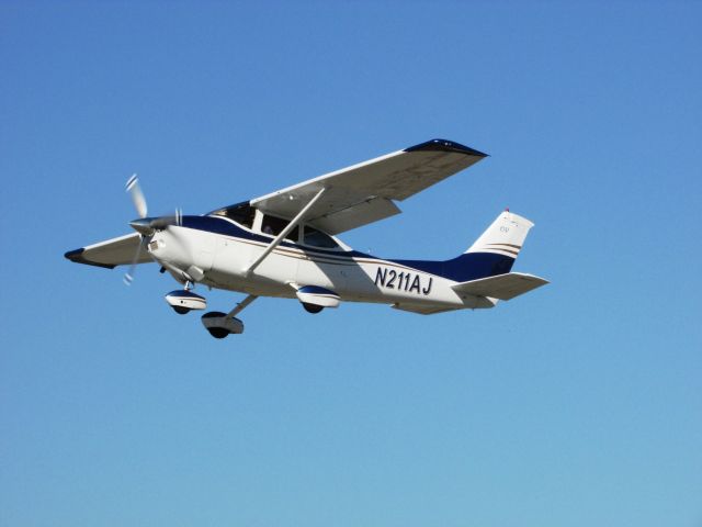 Cessna Skylane (N211AJ) - Taking off RWY 24