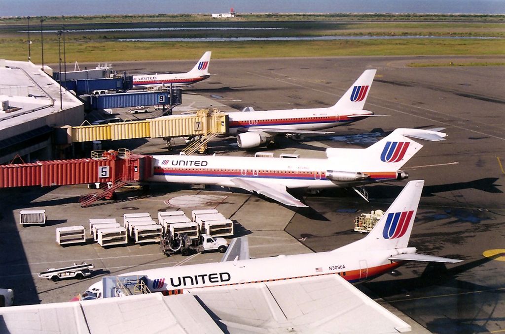 BOEING 737-300 (N309UA) - KOAK - Oakland Airport - Tower restaurant view - early sunday before 10:00 am - the DH in the restaurant chased me out because I was taking pictures, saying it disturbes the guest - when I looked around and there was 2 people on the other side of the restaurant - I said, what people. HE said, well hurry up and take some pictures then leave. Weirdo. The 727 reg is N7286U and the 757 is N508UA.