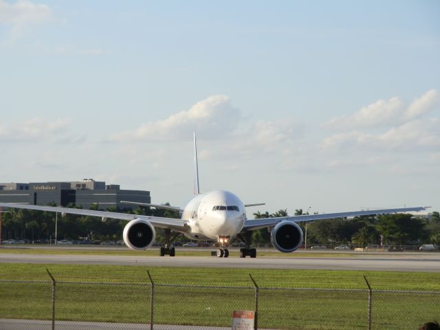 BOEING 777-200LR (N776LA)