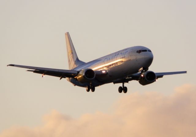 BOEING 737-400 (N538CC)