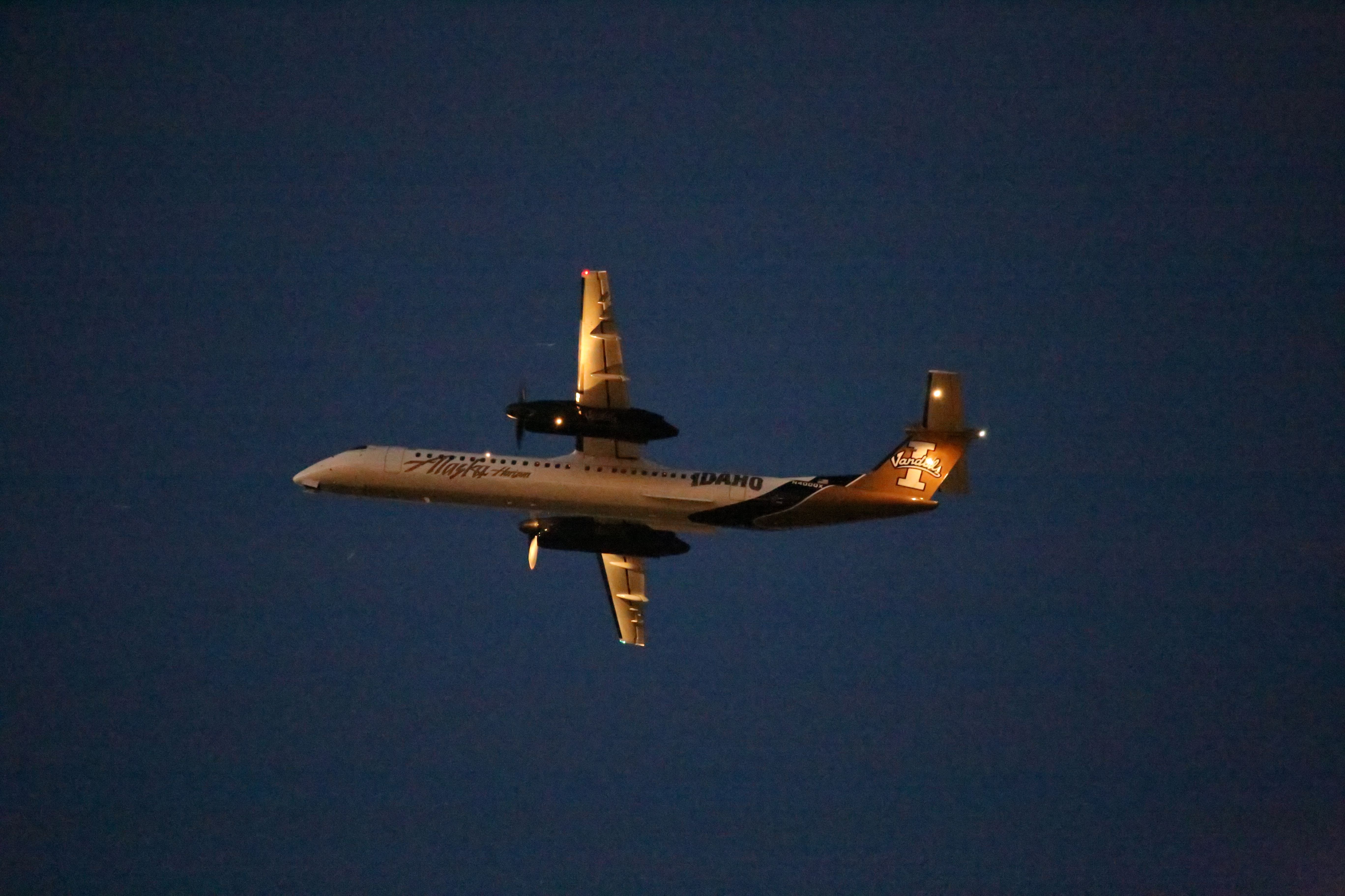 de Havilland Dash 8-400 (N400QX)