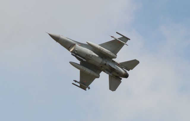 Lockheed F-16 Fighting Falcon —