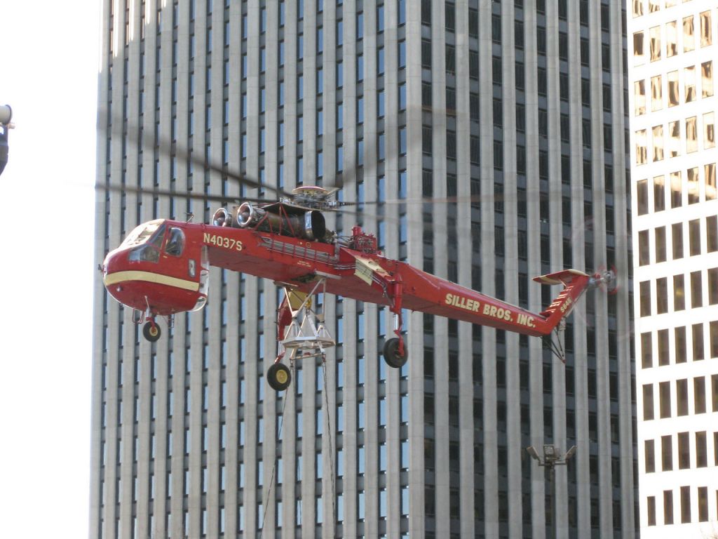N4037S — - Heavy lift operation to the top of a downtown Houston skyscraper