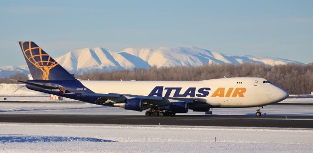 Boeing 747-400 (N485MC)