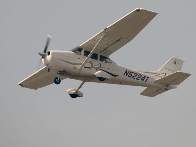 Cessna Skyhawk (N52241) - Take off runway 26.