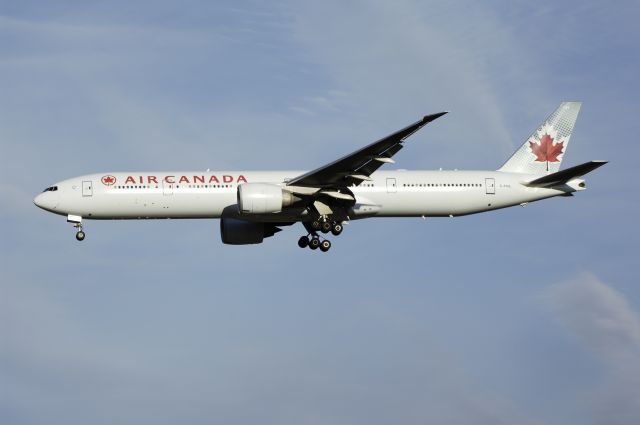 BOEING 777-300 (C-FIUL) - Final Approach to NRT Airport R/W34L on 2012/01/03