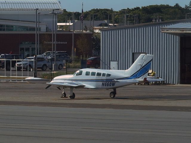 Cessna 402 (N660W)