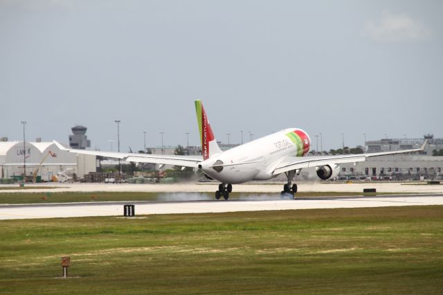 Airbus A330-200 (CS-TOI)