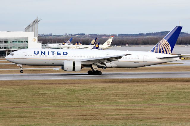 Boeing 777-200 (N221UA)